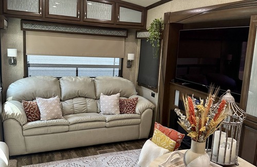 Mosby House | Luxe Farm-Stay w/ private animal sanctuary~10 min from city!