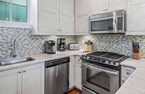 Watercolor Apartment | Luxe Full Loaded Carriage Apt w Amenities by Beach