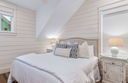 Watercolor Apartment | Luxe Full Loaded Carriage Apt w Amenities by Beach