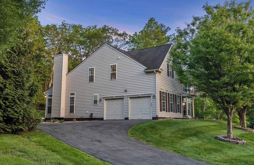 East Stroudsburg House | Luxe Getaway | Hot Tub, Sauna, Theater & Game Room