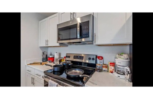 Indian Beach Sapphire Shores Apartment | LUXE GETAWAY! New Apt, E-SCOOTERS Available, Corporate, Nurses welcome. Disney+