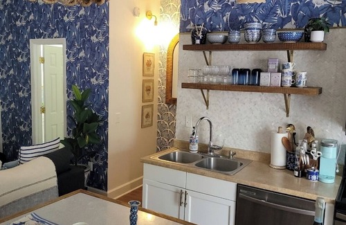Kayton - Frazier Area Condo | Luxe hideway in heart of historic downtown Savannah.