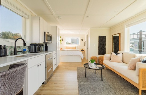 Dam Neck Boat Rental | Luxe Houseboat Steps From The Beach