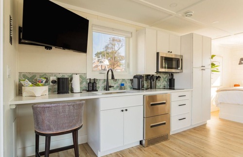 Dam Neck Boat Rental | Luxe Houseboat Steps From The Beach