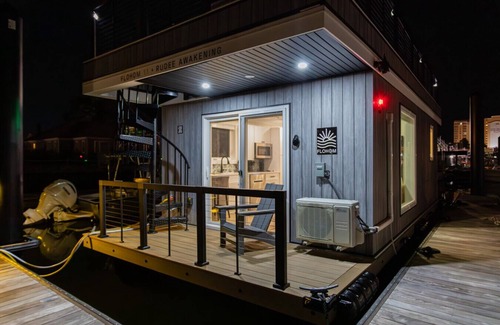 Dam Neck Boat Rental | Luxe Houseboat Steps From The Beach