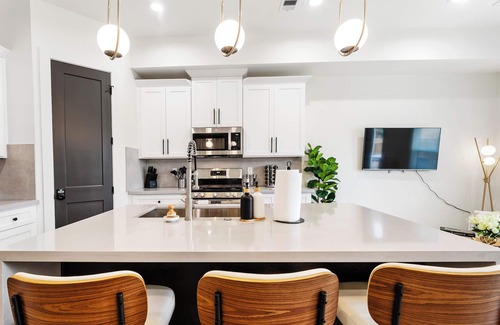 OST - South Union House | Luxe Houston Retreat Hot Tub Gazebo Games Near NRG Stadium & Med Center