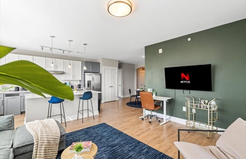 Charlotte Apartment | Luxe King 3BR Suite in Waverly Charlotte!