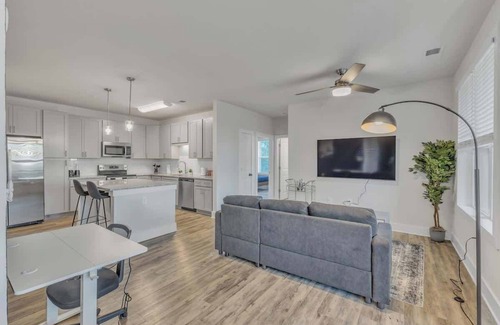 Hayes Apartment | Luxe King 3BR Suite Mins to Downtown Durham!