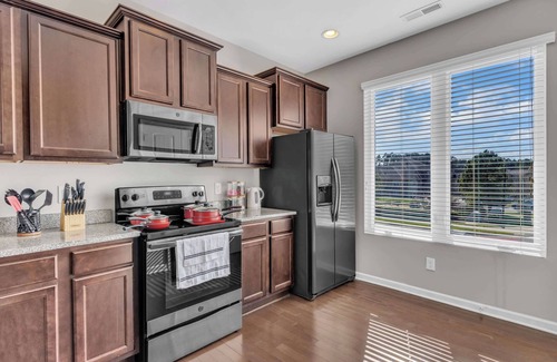 Southwest Raleigh House | Luxe King 3BR Townhouse Mins to Downtown!