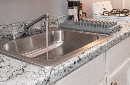 Hattiesburg Apartment | LUXE King Suite Cottage