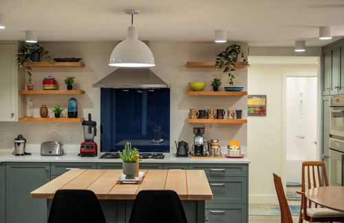 Wallingford House | Luxe King Suite + Steps 2 Lake Union + Chef's Kitchen