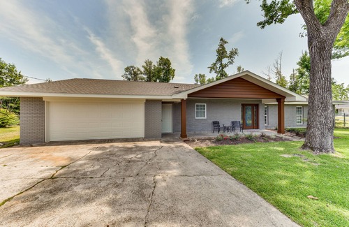 Prien House | Luxe Lake Charles Escape w/Home Theater!