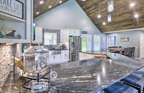 Tazewell House | Luxe Lake Norris Home w/ Private Dock & Grill