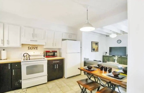 Grandview House | Luxe Lakefront Getaway in Heart of City! (CDC Safe)