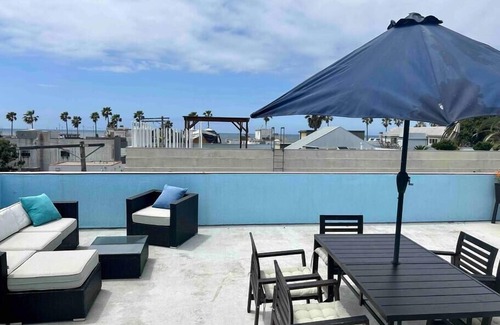 Venice House | Luxe large 2BR, Steps to Beach w Roof Deck & Free Parking, Excellent Location!