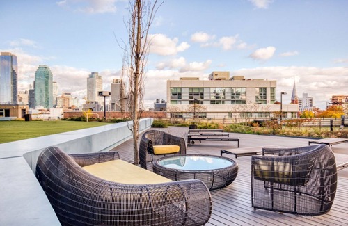 Hunters Point Apartment | Luxe LIC 1BR w/W/D, Elevator & Doorman, near East River, by Blueground