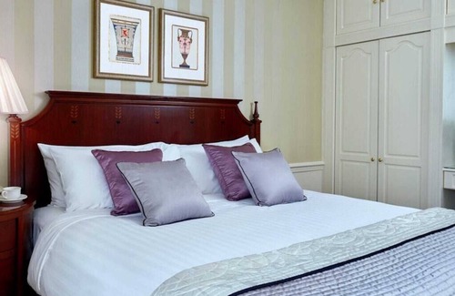 City of Westminster Condo | Luxe Living in Mayfair with Marriott's 2BR Deluxe Suite