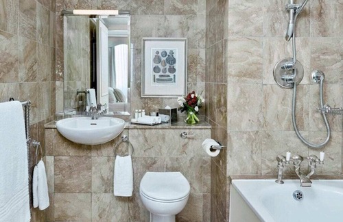 City of Westminster Condo | Luxe Living in Mayfair with Marriott's 2BR Deluxe Suite