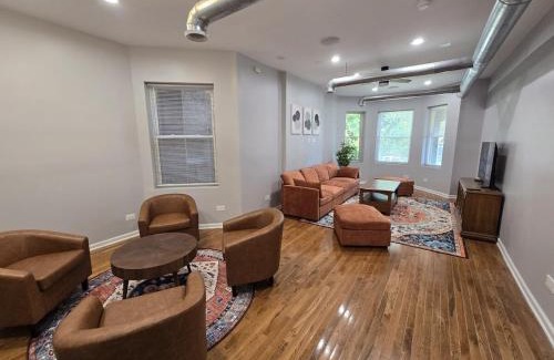 Woodlawn Apartment | Luxe Loft vibe with King Suite - 4BR 3Ba