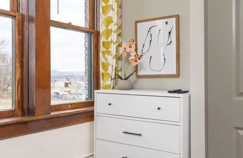 Roanoke Apartment | Luxe loft w/city & mountain views