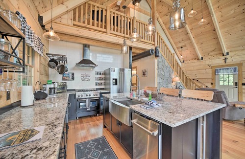 Maggie Valley Cabin | Luxe Log Cabin w/Modern Finishes & Mtn Views