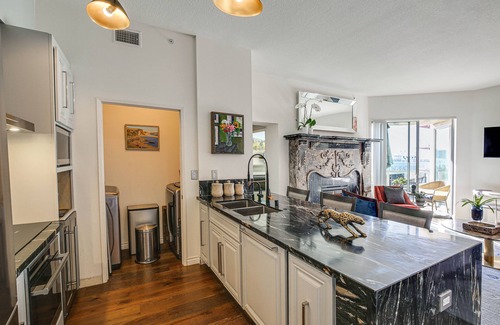 Waterfront Condo | Luxe Long Beach Condo w/Pool: 1 Mi to Shoreline!