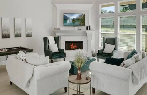 Calallen House | Luxe Mansion w Yard, BBQ, Pool Table!