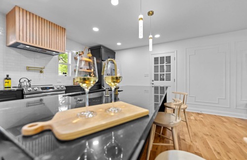 Northeast Raleigh House | Luxe MidCentury 3BR Home - SpaBath, WineBar, Chef’s Kitchen, KingBed, FencedYard