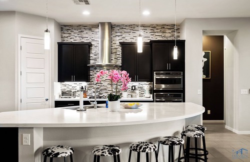 Enterprise House | Luxe Modern Cozy Mansion, 5bd salt water Pool&Spa,outdoor kitchen, sport court!
