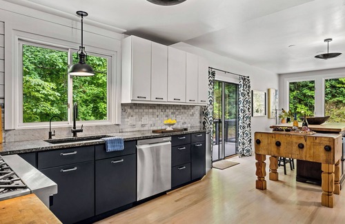 Black Mountain House | Luxe Mountain Home: Hot Tub, Sauna, Firepit, Games