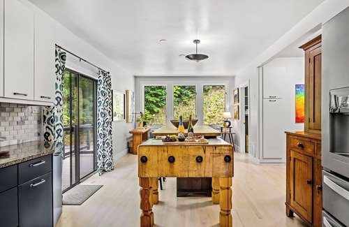 Black Mountain House | Luxe Mountain Home: Hot Tub, Sauna, Firepit, Games
