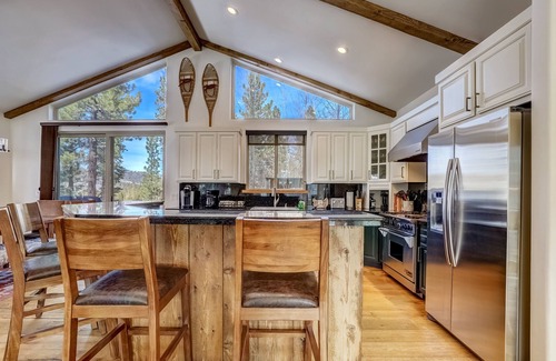 South Lake Tahoe House | Luxe Mountain Chalet - Hot tub, Man Cave, Foosball, Peloton