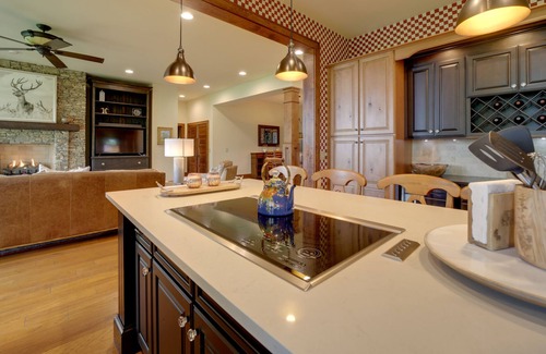 Cashiers Villa | Luxe Mountain-View Cashiers Villa w/ Covered Deck!