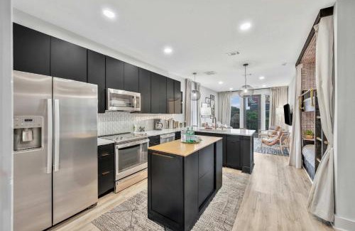 Nashville Apartment | Luxe Nashville Trio Sleeps 21 and Rooftop Access