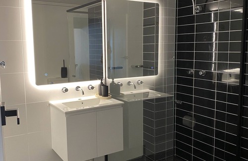 Balmain Apartment | Luxe new apartment w/coffee, breakfast and lunch included!