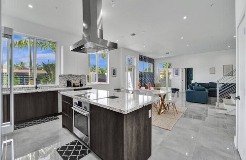 Lake Ridge House | Luxe NEW Modern Home with Pool