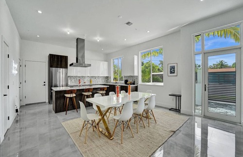 Lake Ridge House | Luxe NEW Modern Home with Pool