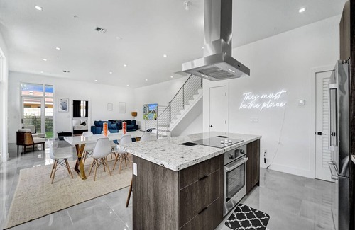 Lake Ridge House | Luxe NEW Modern Home with Pool