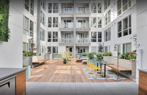 Lakeside Apartment | Luxe Oakland Studio w/AC, W/D, Gym, Coworking, near BART, by Blueground