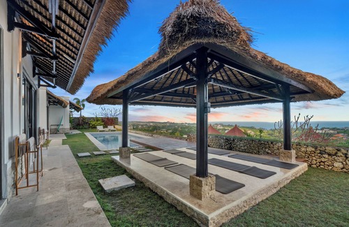 Tanjungbenoa Villa | Luxe Ocean View Family Home Private Pool, Garden + Big Kitchen 13 beaches nearby