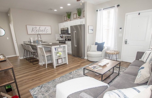 Oxford Cottage | Luxe Oxford Cottage with 3 King Suites!