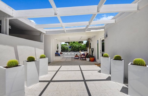 Racquet Club Estates House | Luxe Palm Springs Oasis w/Pool + Mountain Views