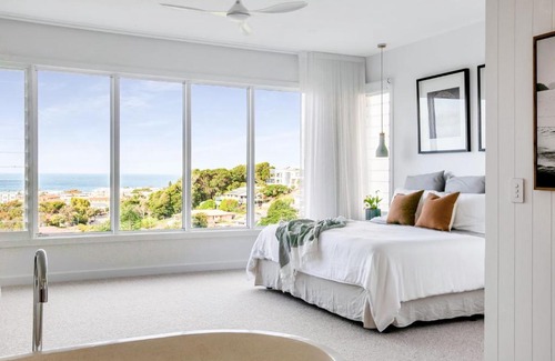 Kingscliff House | Luxe Paradise with sweeping Ocean Views & Pool