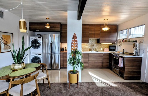 Twin Palms Condo | Luxe, peaceful retreat-KING bed historic MCM complex