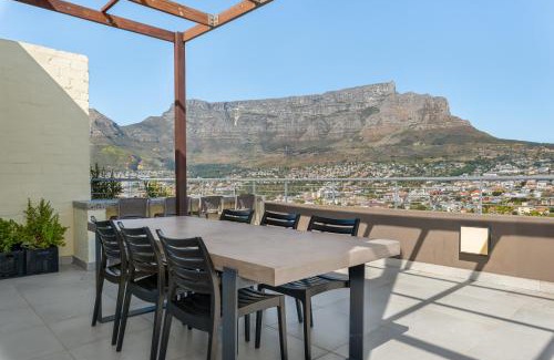 Schotsche Kloof Apartment | Luxe Penthouse l Private Pool l Mountain Views