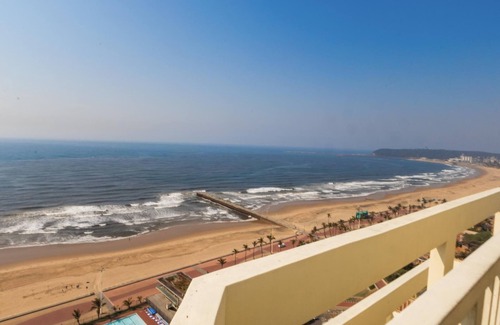 North Beach Apartment | Luxe Penthouse | Private Spa | Jacuzzi | Balcony