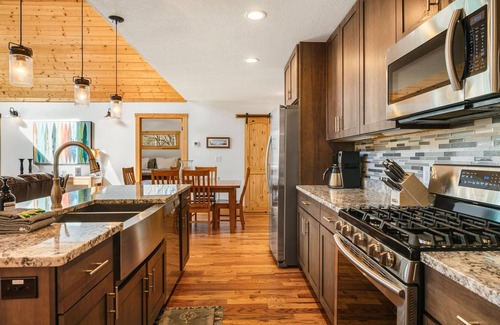 Pisgah Forest House | Luxe Pond-Front Cabin w/Fire Pit + Biltmore Pass | Pet-Friendly Escape