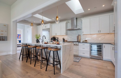 Kenwood House | Luxe, Pool, Spa, Fire Pit, Game Room, Piano | Sonoma Pool Retreat by AvantStay