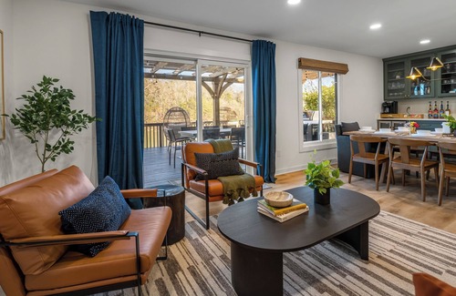 Greenville - Spartanburg House | Luxe Private Lakefront-Heated Swimspa, Pickleball/Basketball, Kayaks, Greenville