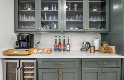 Greenville - Spartanburg House | Luxe Private Lakefront-Heated Swimspa, Pickleball/Basketball, Kayaks, Greenville